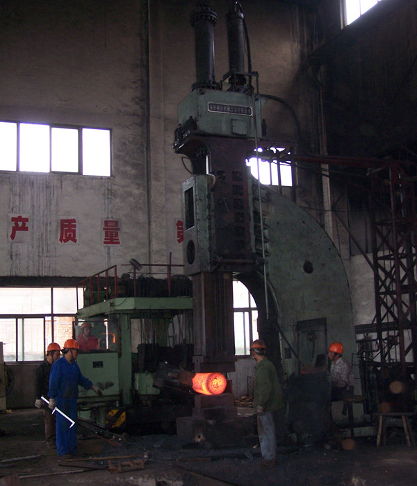 Single arm  hydraulic fee forging hammer in China