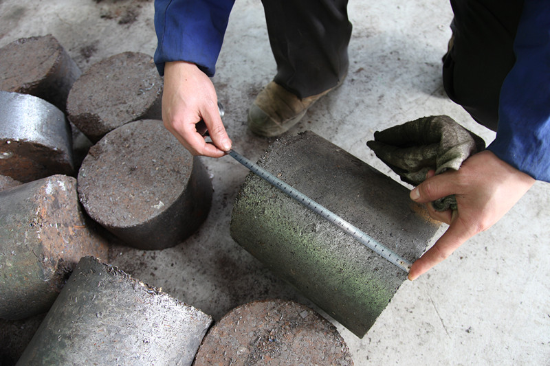 cast iron chips briquetted on Y83-1000 metal scrap briquette press 